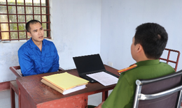 Bắt kẻ bịt mặt, cầm súng xông vào phòng bắn đồng nghiệp