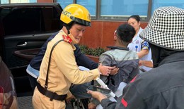 Cảnh sát dùng xe chuyên dụng đưa người dân bị thương đến viện cấp cứu