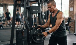 Nam giới tuổi 40 tập cơ ngực, khi nào nên tăng mức tạ?