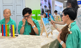 Người mẹ mắc ung thư bật khóc, ôm chặt gấu bông con trai gửi