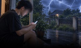 Cầm điện thoại ngồi trước hiên nhà, thanh niên 21 tuổi bị sét đánh tử vong