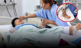 Bé trai 8 tuổi bật khóc hỏi mẹ ‘sao tay con lại mọc dưới chân