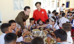 Care For Việt Nam 'gieo mầm' tương lai trẻ em từ những bữa ăn học đường