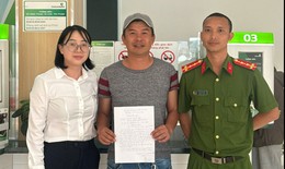 Công an hỗ trợ người đàn ông nhận lại 900 triệu đồng chuyển nhầm