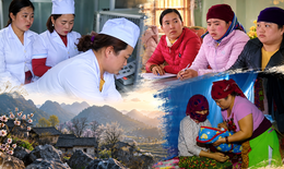 Người đón bình minh giữa núi đá