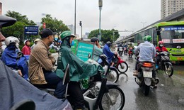Hà Nội đón mưa dông giải nhiệt nắng nóng dài ngày