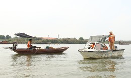 Hà Nội vận động dân vạn chài từ bỏ cách đánh cá kiểu 'tận diệt' trên sông