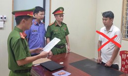 Chống đối hiệu lệnh CSGT, tài xế ô tô bị khởi tố