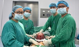 Nữ điều dưỡng hiến máu cứu người phụ nữ có khối u tử cung 13cm