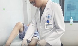 Suýt trả giá đắt vì đắp lá chữa loét chân