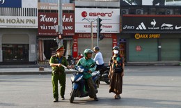Xử lý nhiều trường hợp bất chấp nguy hiểm đi ngược chiều tại Tương Mai, Hà Nội