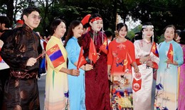 'Sắc màu năm châu' đưa màu sắc quốc tế xuống phố Hà Nội