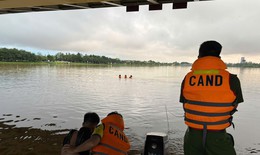 Tìm kiếm người đàn ông mất tích trên sông Hương ở Huế