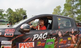 Những 'bóng hồng' chinh phục đường đua offroad tại Đồng Mô