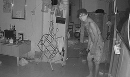 Kẻ lạ bịt mặt rút dây camera, đột nhập phòng con gái lúc rạng sáng