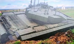 Xe tăng không người lái Shturm Nga mắc kẹt trong bùn khi đang trình diễn