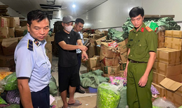 Lật tẩy thủ đoạn phù phép gần 20 tấn bánh kẹo trôi nổi thành hàng ngoại nhập