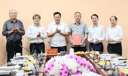 Thứ trưởng Đỗ Xuân Tuyên trao quyết định thành lập Hội đồng tư vấn cấp giấy đăng ký lưu hành thuốc nhiệm kỳ 2026-2029