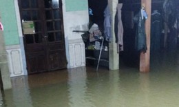 Mưa lớn, nước tràn vào nhà dân trong đêm