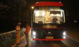 Nhà xe ngang nhiên đón khách sai quy định gần Bến xe Nước Ngầm