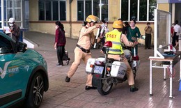 Cảnh sát 'mở đường' đưa cụ ông 80 tuổi bị đột quỵ đến viện cấp cứu