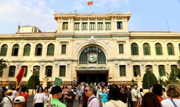 Cận Tết, du khách xếp hàng gửi thư tay đi khắp thế giới