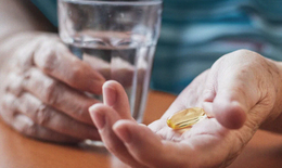 Người đang dùng thuốc huyết áp có nên uống thêm dầu cá?