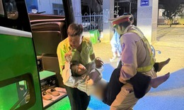 CSGT dùng xe đặc chủng mở đường đưa nữ hành khách bị co giật đi cấp cứu