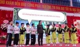 Trẻ thích thú với hội chợ Xuân, phòng tránh 'bắt cóc online'