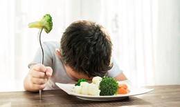 Trẻ táo bón, chậm đi cầu cần lưu ý những gì?