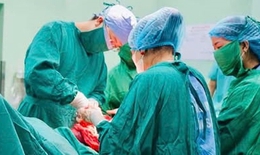 Cứu sống sản phụ rau bong non nguy kịch, bé sơ sinh 700 gram được hồi sức thành công