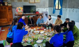 Những bữa tất niên ấm áp cùng Mẹ Việt Nam Anh hùng và các phận đời kém may mắn