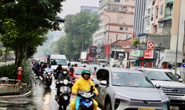 TPHCM mưa trái mùa cận Tết, người dân bất ngờ 
