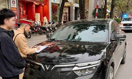 Hà Nội: Xử lý nhiều ô tô đỗ xe trái phép gây ùn tắc giao thông những ngày cận Tết