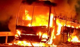 'Bà hỏa' thiêu rụi xe khách, 34 hành khách may mắn thoát nạn