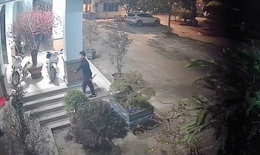 Uống rượu xong, thanh niên cầm dao đột nhập vào trụ sở công an chửi bới, xúc phạm cán bộ