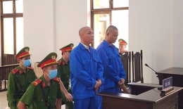 Mặc kệ hành khách la hét, hai lái xe đuổi nhau kinh hoàng trên cao tốc