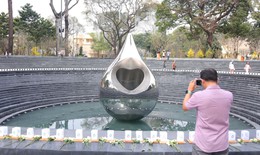 Công viên tưởng niệm nạn nhân COVID-19 hút khách ngày cận Tết