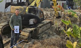 Mâu thuẫn trong làm ăn, người đàn ông mang xăng đốt máy xúc