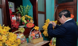 Thủ tướng dâng hương tưởng nhớ Chủ tịch Hồ Chí Minh