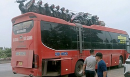 Ô tô 'cõng' hơn 10 xe máy lưu thông giữa quốc lộ dịp Tết