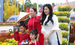 Người dân Khánh Hòa xúng xính áo mới du xuân cuối năm sớm