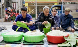 'Hàng xóm' sang trạm cứu hỏa gói bánh chưng: Tết ấm tình quân dân