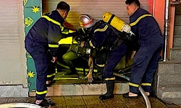 Giải cứu 3 người mắc kẹt trong vụ cháy rạng sáng 29 Tết ở Hà Nội