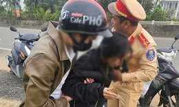 CSGT dùng xe chuyên dụng đưa nữ sinh co giật đi cấp cứu