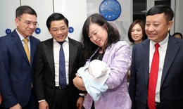 Bộ trưởng Bộ Y tế Đào Hồng Lan thăm, động viên y bác sĩ trực Tết, chúc mừng công dân nhí chào đời đêm Giao thừa