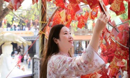 Mùng 1 Tết, người dân phố núi đi chùa cầu bình an