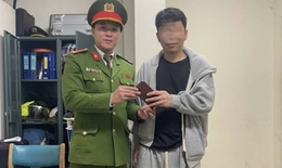 Cán bộ Đồn Công an Sân bay Quốc tế Nội Bài giúp hành khách tìm lại iPhone 14 Promax