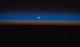 Hướng dẫn cách 'săn' sao Thủy sáng nhất trên bầu trời hoàng hôn chiều mùng 3 Tết