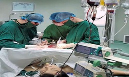 Báo động đỏ liên viện cứu nam thanh niên vỡ gan, sốc mất máu nguy kịch